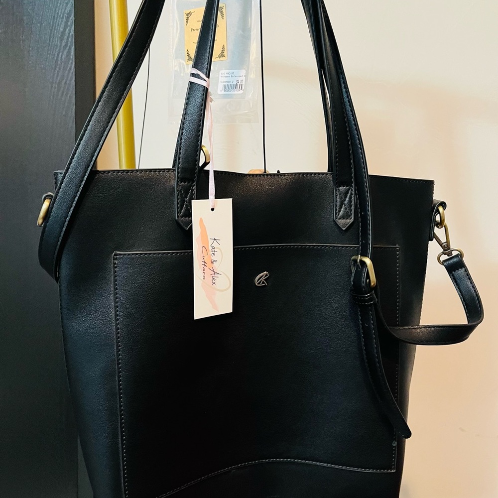 Leather purse black cognac color inside lots of pockets